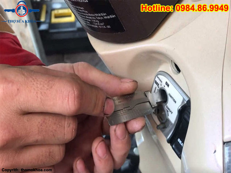 Cách Khắc Phục Ổ Khóa Cơ Xe Vision Bị Kẹt Cứng Không Vặn Được